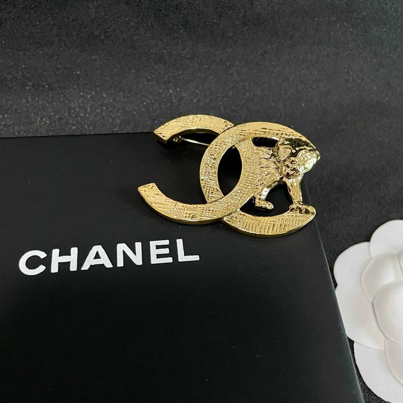Chanel Brooch 03yxs140