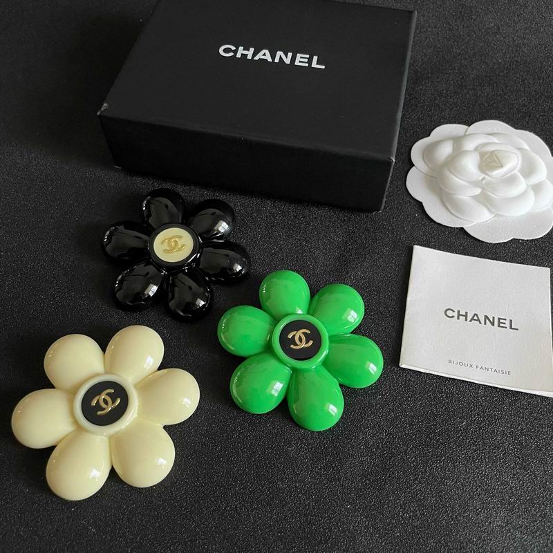 Chanel Brooch 03yxs210