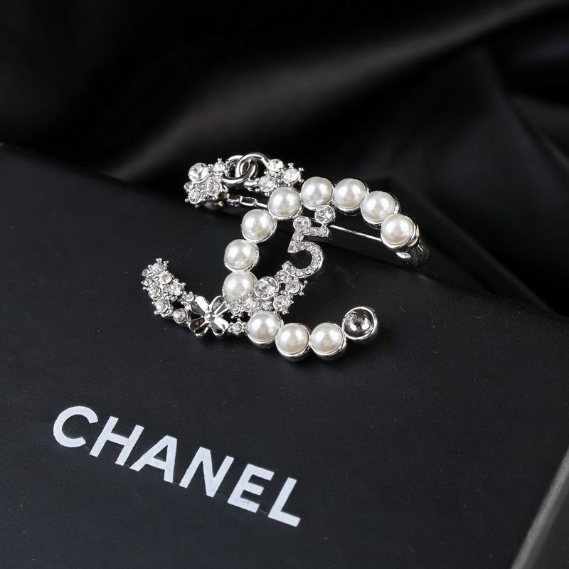 Chanel Brooch 09yxs24