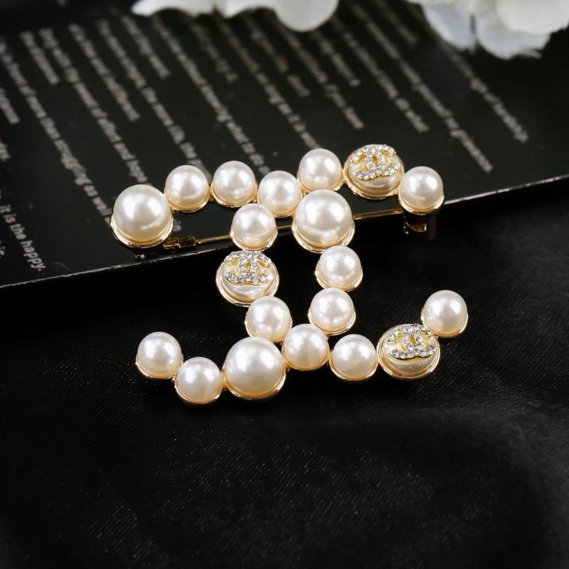 Chanel Brooch 09yxs35